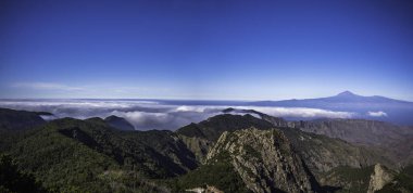 La Gomera Kanarya Adaları İspanya Garajonay Milli Parkı dağların güzel panoramik sahne