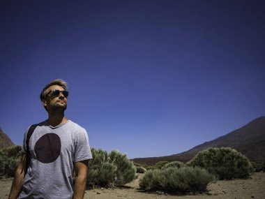 Doğada güzel ve güneşli bir günün tadını çıkaran adam