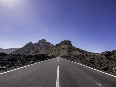 Tenerife Kanarya Adaları İspanya geniş doğal manzara üzerinde boş bir yol