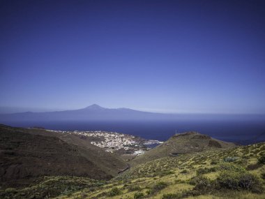 Arka planda Tenerife Teide yanardağı ile San Sebastian de La Gomera Güzel şehir silueti, Kanarya Adaları, İspanya