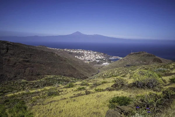 Belle ligne d'horizon de la ville de San Sebastian de La Gomera avec le volcan Teide de Tenerife à l'arrière-plan, Îles Canaries, Espagne — Photo