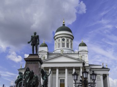 Finlandiya'daki Helsinki Katedrali önündeki Senato Meydanı'nda güzel heykel