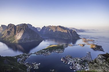 Net bir yaz gününde gün batımı saatinde Reinebringen tepesinde Reine güzel sahne, Lofoten Adaları, Kuzey Norveç