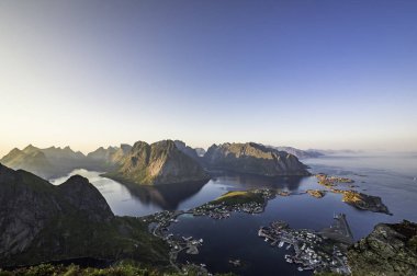 Net bir yaz gününde gün batımı saatinde Reinebringen tepesinde Reine güzel sahne, Lofoten Adaları, Kuzey Norveç