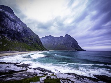 Lofoten, Kuzey Norveç'teki ünlü Kvalvika plajında dramatik manzara