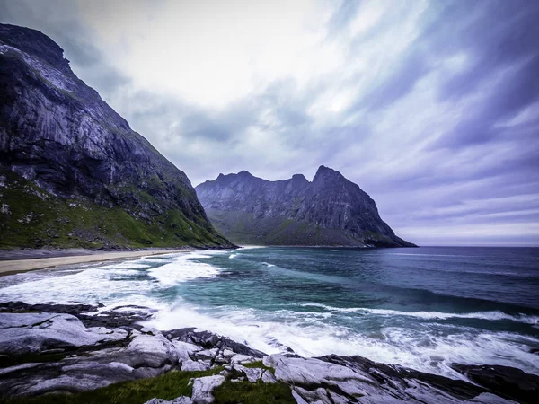 Lofoten, Kuzey Norveç'teki ünlü Kvalvika plajında dramatik manzara