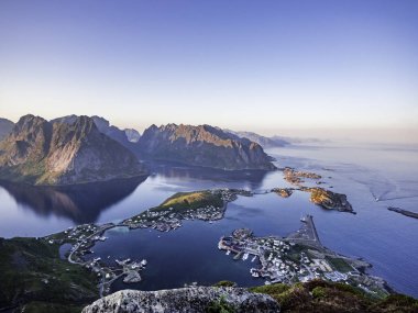 Net bir yaz gününde gün batımı saatinde Reinebringen tepesinde Reine güzel sahne, Lofoten Adaları, Kuzey Norveç