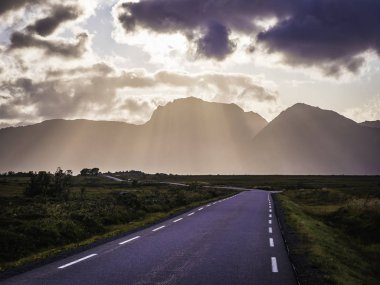Gün batımı nda Lofoten E10 karayolu üzerinde Dramatik manzara, Kuzey Norveç
