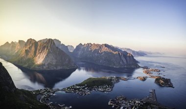 Net bir yaz gününde gün batımı saatinde Reinebringen tepesinde Reine güzel panoramik sahne, Lofoten Adaları, Kuzey Norveç