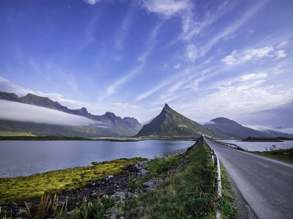 Lofoten, Kuzey Norveç'te E10 otoyolunda dramatik manzara