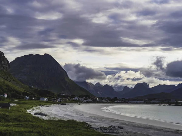 Gün batımı nda Lofoten E10 karayolu üzerinde Dramatik manzara, Kuzey Norveç