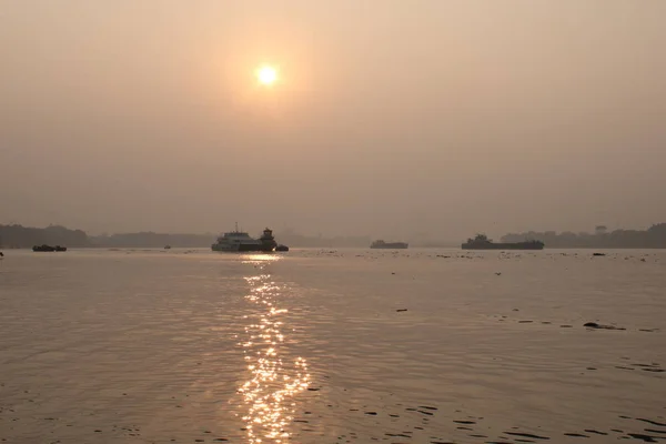 Coucher Soleil Sur Rivière Ganga Inde Avec Quelques Bateaux — Photo