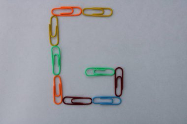 Beyaz arka plan closeup çekim renkli ataş ile yapılan G harfi, grafik kaynak olarak kullanılabilir