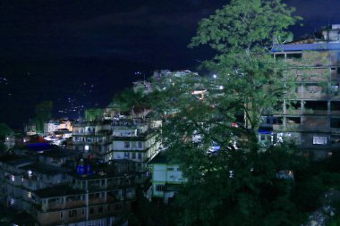 Gangtok Şehri geceleri ve dağların üzerinde evler