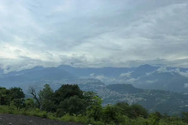 雲に覆われた山々と都市は 山の上で見ることができます シッキム インド — ストック写真