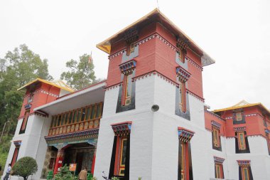 Bulutlu bir günde insanlar Sikkim, Hindistan 'da küçük bir manastırı ziyaret ediyorlar.