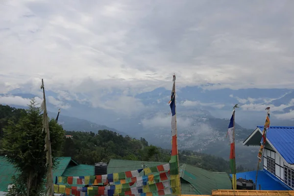 Hegyek Borított Felhők Város Látható Hegyek Felett Sikkim India — Stock Fotó