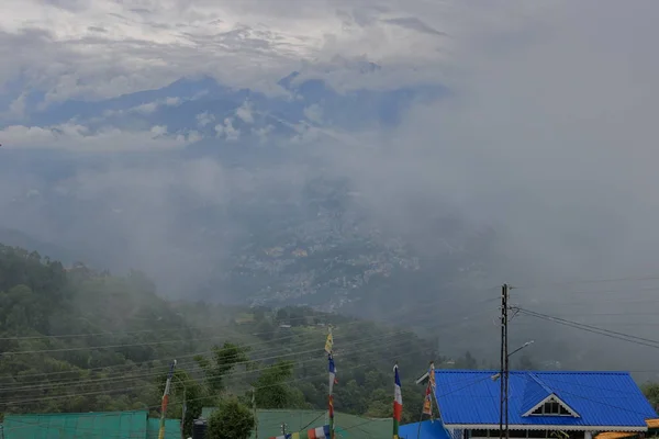 Montañas Cubiertas Nubes Ciudad Puede Ver Sobre Las Montañas Sikkim — Foto de Stock