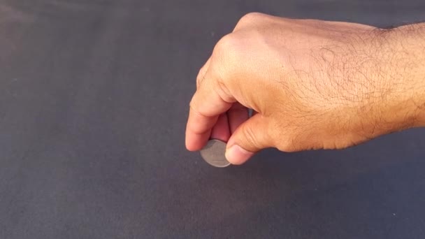 一个印度人的手在黑暗的地板上旋转着两枚印度卢比的硬币 旋转着 翻倒在地 — 图库视频影像