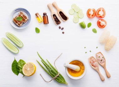 Doğal bitkisel cilt bakım ürünleri. Üstten Görünüm malzemeler salatalık, aloe vera, limon, bal, Himalaya tuz ve tablo kavramı doğal yüz nemlendirici domatese. Yüz tedavi hazırlık arka plan.