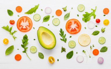 Gıda desen Salatası Beyaz ahşap zemin üzerinde ham maddeler ile.