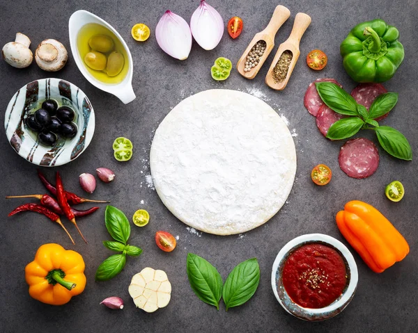 Ingrediënten Voor Huisgemaakte Pizza Donkere Stenen Achtergrond — Stockfoto