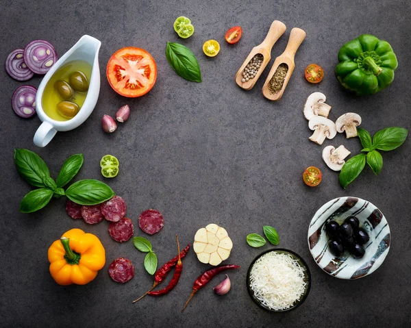 Gli Ingredienti Pizza Fatta Casa Sfondo Pietra Scura — Foto Stock