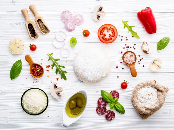 Gli Ingredienti Pizza Fatta Casa Sfondo Legno Bianco — Foto Stock