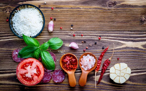 Gli Ingredienti Pizza Fatta Casa Sfondo Legno Squallido — Foto Stock