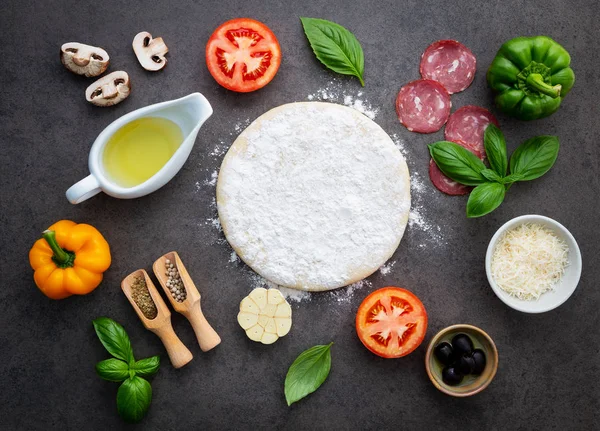 Ingrediënten Voor Huisgemaakte Pizza Donkere Stenen Achtergrond — Stockfoto