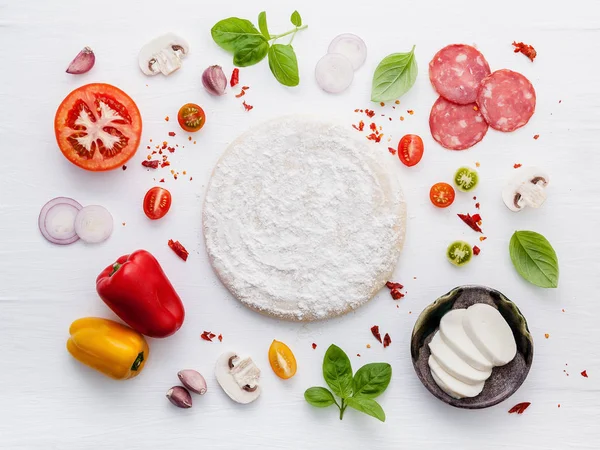 Ingredientes Para Pizza Caseira Fundo Madeira Branca — Fotografia de Stock
