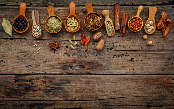 Különböző Gyógynövények Fűszerek Fakanál Fából Készült Háttér — Stock Fotó