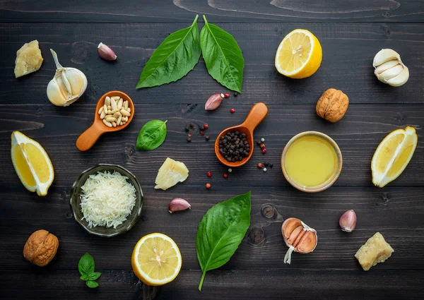 Los Ingredientes Salsa Pesto Verde Sobre Fondo Madera Oscura — Foto de Stock