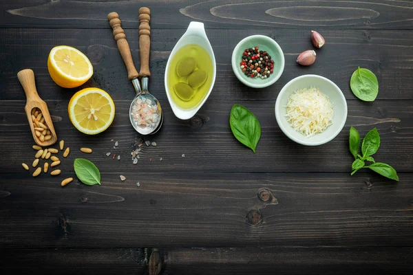 Los Ingredientes Salsa Pesto Verde Sobre Fondo Madera Oscura —  Fotos de Stock