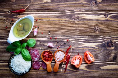 Ev yapımı pizza üzerinde eski püskü ahşap arka plan için malzemeler.