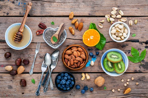 Ingredienser För Hälsosam Mat Bakgrund Nötter Honung Bär Frukt Blåbär — Stockfoto