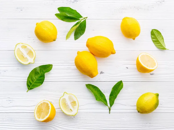 Свіжі Лимони Листя Лимонів Білому Дерев Яному Фоні — стокове фото
