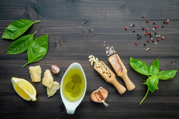 Ingredience Pro Zelené Pesto Omáčky Tmavé Dřevěné Pozadí — Stock fotografie