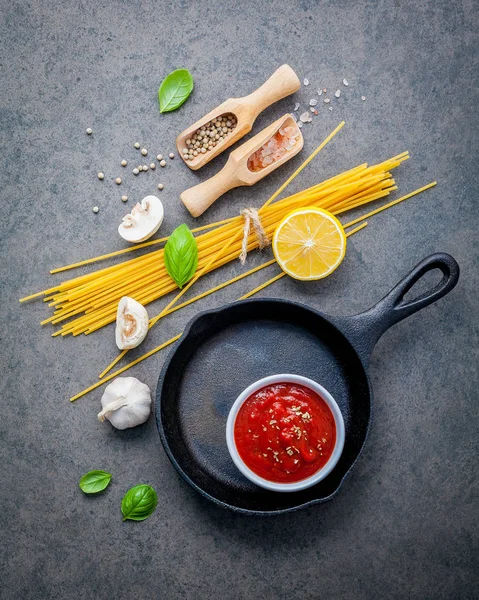 Karanlık Taş Zemin Üzerine Ince Spagetti Sarı Talyan Makarna Malzemelerle — Stok fotoğraf