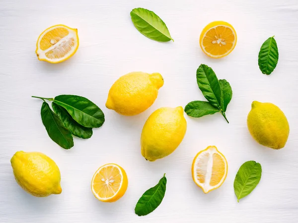 Limões Limões Frescos Folhas Sobre Fundo Branco Madeira — Fotografia de Stock
