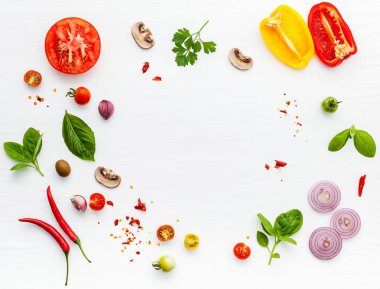 Beyaz ahşap arka planda ev yapımı pizza malzemesi..