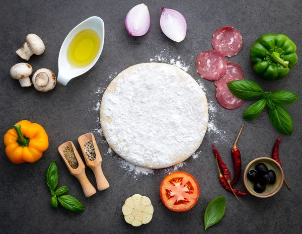 Gli Ingredienti Pizza Fatta Casa Sfondo Pietra Scura — Foto Stock