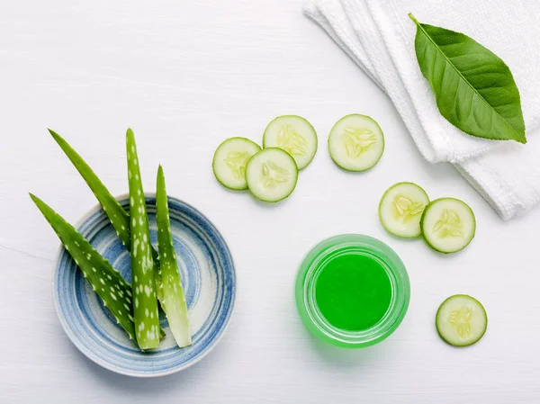 Natürliche Pflanzliche Hautpflegeprodukte Zutaten Gurke Und Aloe Vera Auf Dem — Stockfoto