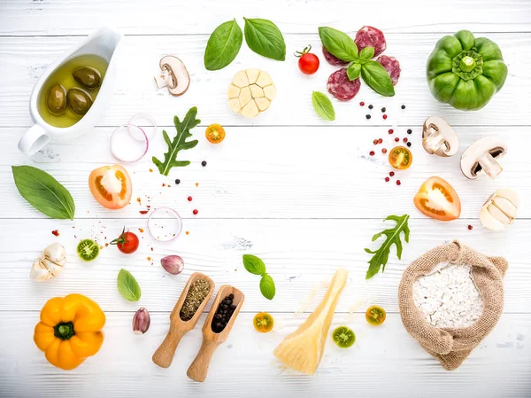 Los Ingredientes Pizza Casera Sobre Fondo Madera Blanca — Foto de Stock