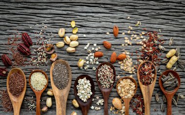 Eski ahşap arka planda farklı tahıl ve tahıl çeşitleri