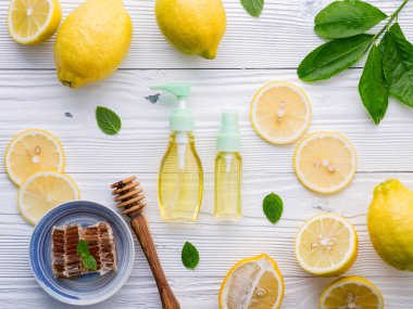 Doğal bitkisel cilt bakım ürünleri. Cilt Bakımı tablo kavramı en iyi malzemelerle tüm doğal yüz nemlendirici. Yüz tedavi hazırlık arka plan.