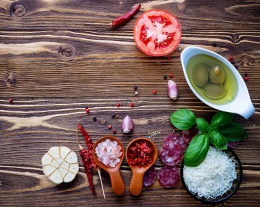 Ev yapımı pizza üzerinde eski püskü ahşap arka plan için malzemeler.