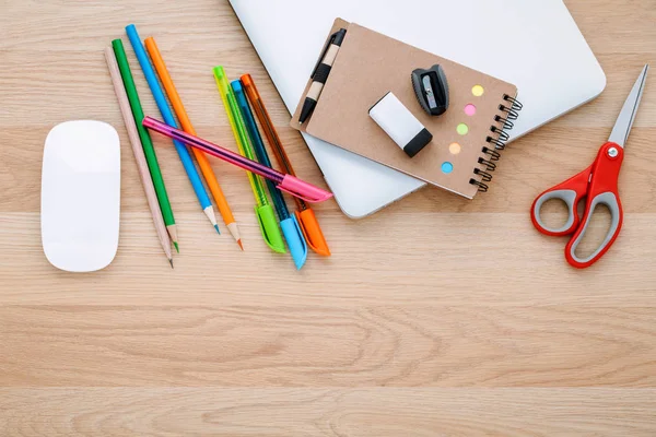 Volver Concepto Escuela Con Útiles Escolares Portátil Libro Pluma Ratón —  Fotos de Stock