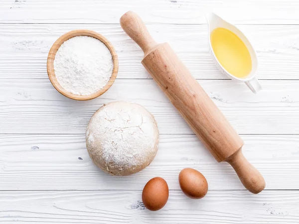 Raw Pizza Dough Rolling Pin Wooden Background — Stock Photo, Image