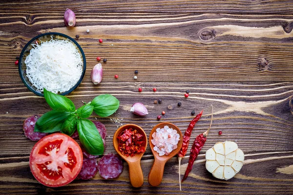 Gli Ingredienti Pizza Fatta Casa Sfondo Legno Squallido — Foto Stock